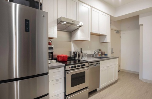 Civic Center Apartment | Open Hayes Valley Studio w/Rooftop, W/D, 1 min to BART by Blueground