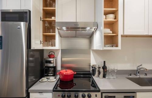 Civic Center Apartment | Open Hayes Valley Studio w/Rooftop, W/D, 1 min to BART by Blueground