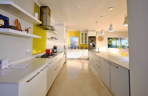 Simon's Town Villa | Open Plan Family-friendly, walking distance to beach, With Pool.