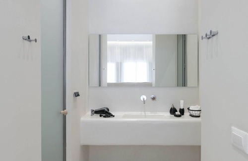 Agios Prokopios House | Open-plan suite with garden view, steam shower, outdoor hot tub, breakfast incl.