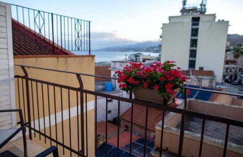 Province of Messina House | OPERAPRIMASUITE - Ionian Blue Room