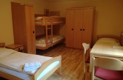 Wachenheim an der Weinstrasse Bed & Breakfast | Oppauer Haus - 102 Vierbettzimmer, Dusche, WC