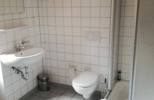 Wachenheim an der Weinstrasse Bed & Breakfast | Oppauer Haus - 102 Vierbettzimmer, Dusche, WC