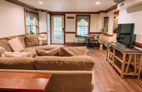 Monroe Apartment | [Optional Hot Tub] Farmhouse style apartment - newly renovated