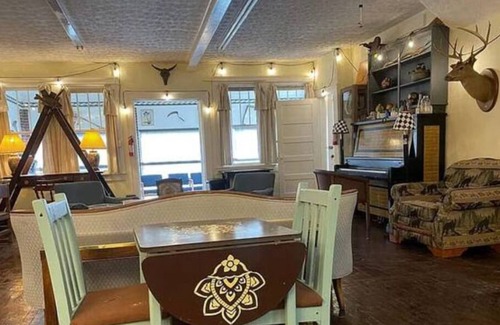 Salem House | Opulence | Rustic Farmhouse Haven Sleeps 12