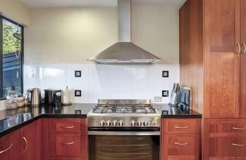 Mooloolah Valley House | Opulent Oasis: Exclusive Getaway for 9