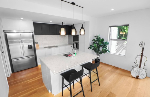 Orakei House | Orakei Oasis l Quality 3 Bed House inc. Views