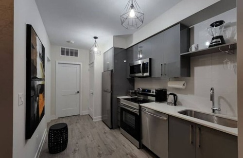 Niagara Falls House | Orange Blossom - Entire Modern Townhouse - 5 min to Falls