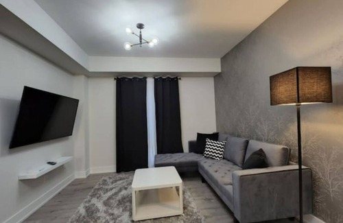 Niagara Falls House | Orange Blossom - Entire Modern Townhouse - 5 min to Falls