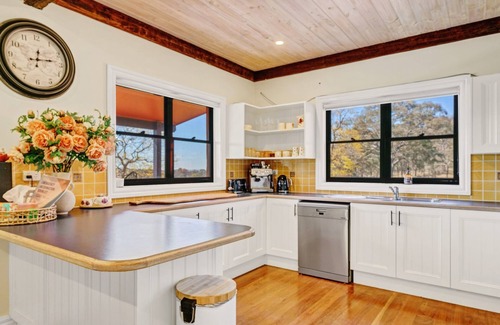 Lovedale Cottage | Orange Cottage in Lovedale