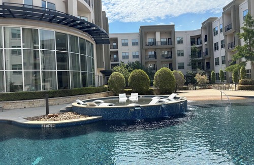 Dallas Apartment | Orange moon 1-bedroom apartment w/queen Sofa bed in the Heart Of Dallas!