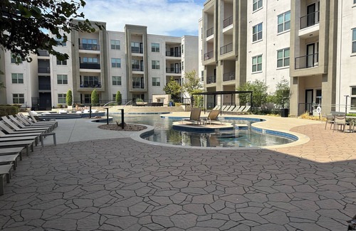 Dallas Apartment | Orange moon 1-bedroom apartment w/queen Sofa bed in the Heart Of Dallas!