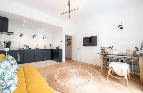 Liverpool Apartment | Orange Rentals -1 bedroom ground floor retreat near Lark Lane