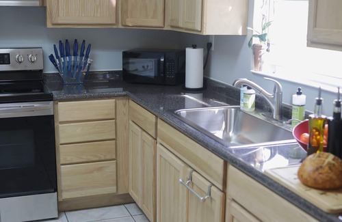 Brent Cottage | Orange Tree Cottage- Entire Cottage, Cute and Charming!