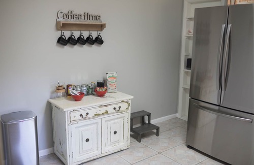 Brent Cottage | Orange Tree Cottage- Entire Cottage, Cute and Charming!
