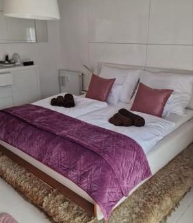 Albertfalva Apartment | OrangeHomes One bedroom apartment with fireplace