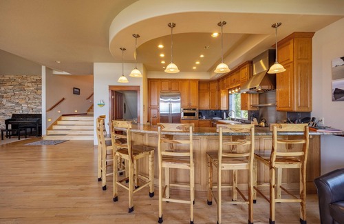 Seal Rock House | Orca Manor, Oceanfront, NEW SAUNA! Beach Access, WiFi, Hot Tub, BBQ