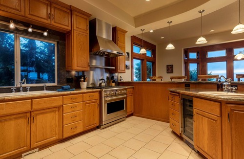 Seal Rock House | Orca Manor, Oceanfront, NEW SAUNA! Beach Access, WiFi, Hot Tub, BBQ