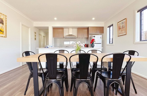 Melton South House | Orchard Green Home/Near Melton Station/Shopping