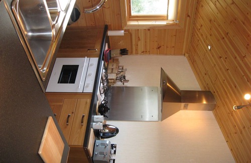 Ryther Cabin | Orchard Lodge, Exclusive Log Cabin, York riverside village 2m P+R, 4m city walls