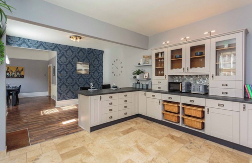 Lytham St. Anne's Cottage | ORCHARD LODGE, pet friendly, with hot tub in Lytham St. Annes