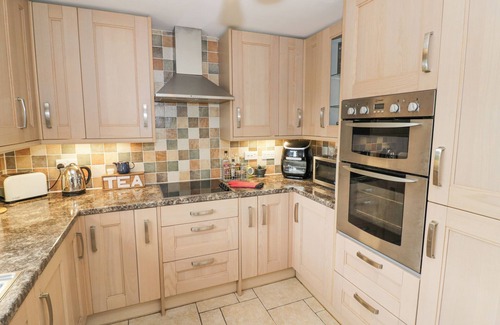 Moreton Cottage | ORCHARD VIEW, family friendly, with hot tub in Hartpury