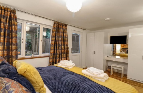 Broad Clyst Cottage | ORCHARD VIEW LODGE, pet friendly, with hot tub in Broadclyst