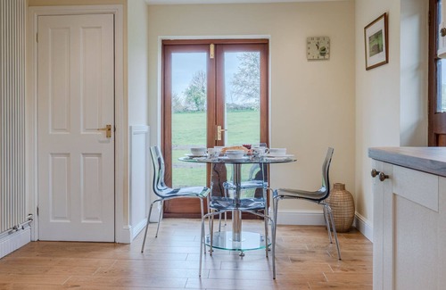 Upton Snodsbury Cottage | Orchard View - sleeps 4 guests in 2 bedrooms