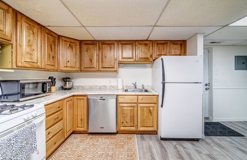 Scera Park South Apartment | Orem Lower Level Apartment w/Hot Tub access! 6 minutes to Provo Canyon