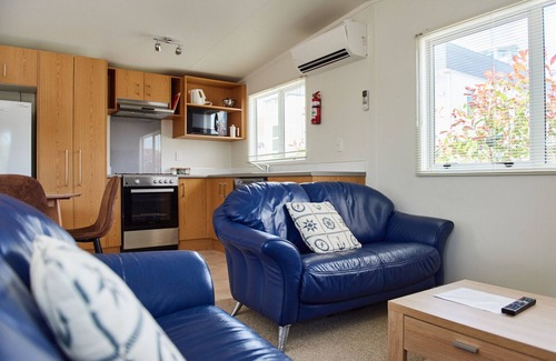 Orewa Cabin | Orewa Kiwi Cabins - Kingfisher
