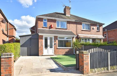 Crewe House | Orion House - sleeps 6, driveway, garden