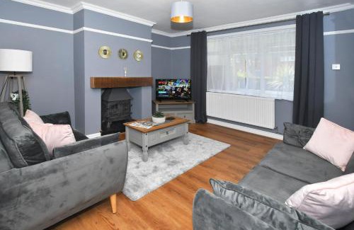 Crewe House | Orion House - sleeps 6, driveway, garden