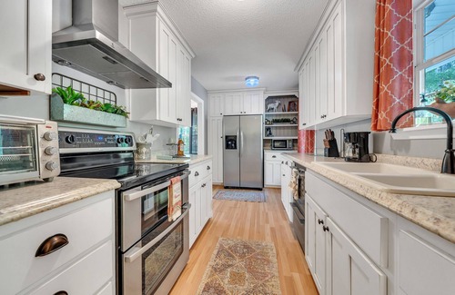 Eatonton Cottage | Orion's Retreat a charming cottage nestled by the scenic shores of Lake Sinclair
