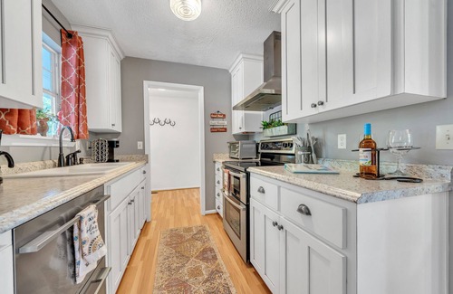 Eatonton Cottage | Orion's Retreat a charming cottage nestled by the scenic shores of Lake Sinclair