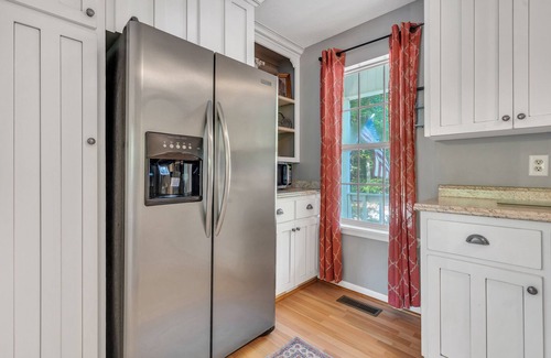 Eatonton Cottage | Orion's Retreat a charming cottage nestled by the scenic shores of Lake Sinclair