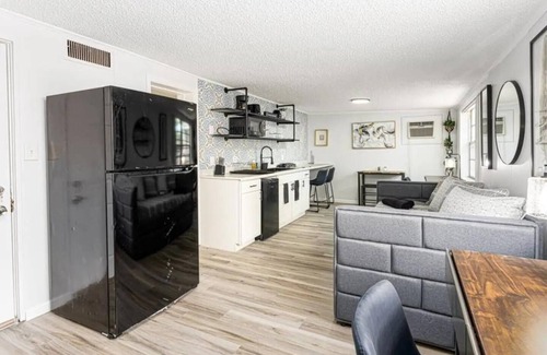 Pine Hills House | Orlando Studio Retreat King Bed + Pets OK