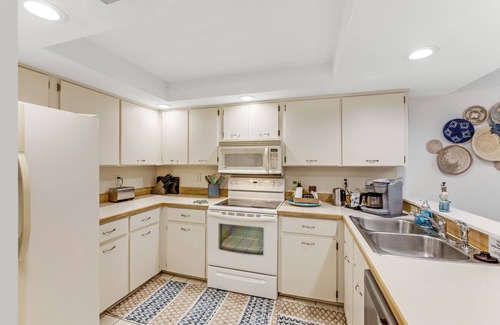 Glenwood Condo | Ormond BeachFL Penthouse Condo Oceanfront Bldg- Beach gear, pool, parking, views