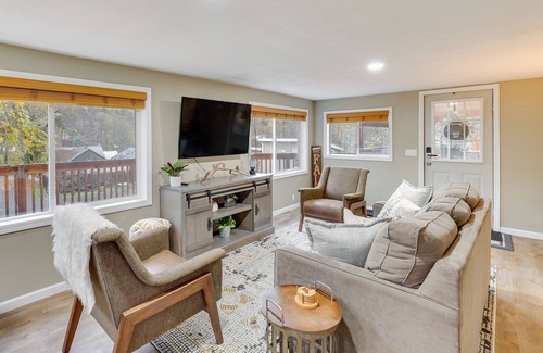 Ahsahka Cottage | Orofino Cottage - Patio, Hot Tub & Outdoor Kitchen