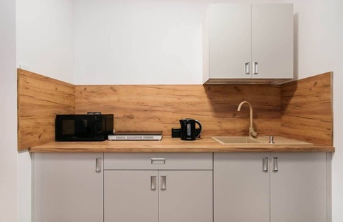 Ursus Apartment | ORSO City Studio with king size bed and sofa