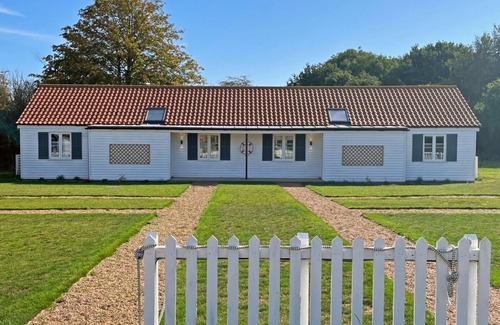 Maldon Cottage | Osea Island: Elegant Cottage