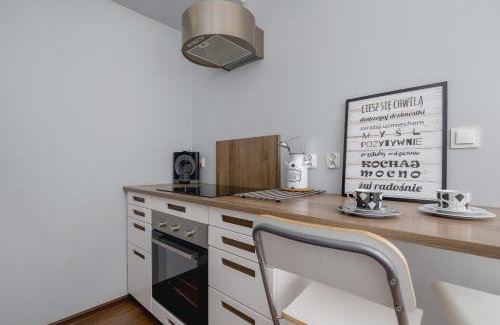 Katowice Apartment | Osiedle Tysiąclecia - Nowoczesne Studio z Biurkiem do Pracy Zdalnej i Parkingiem by Noclegi Renters