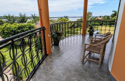 Entebbe Bed & Breakfast | Oslo Gardens Bed & Breakfast