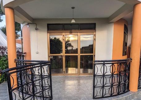 Entebbe Bed & Breakfast | Oslo Gardens Bed & Breakfast