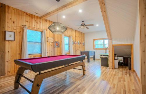 Blairsville House | Osprey - Family Cabin, Hot Tub, Game Room, Theater