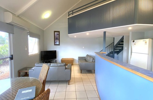 Exmouth Villa | Osprey Holiday Village Unit 122/2 Bedroom apartment in complex with a pool