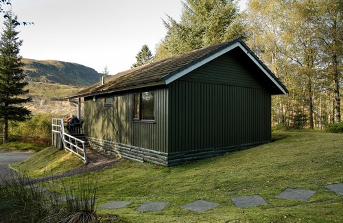 Crianlarich Ski Chalet | Osprey Lodge with river and mountain view