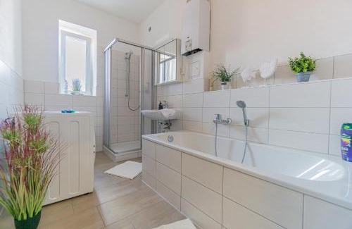 Gallinchen Apartment | Ostseeapartment 80m2 3xSchlafzimmer 2xParkplatz Netflix Waschtrockner