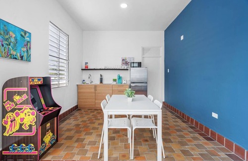 Sagrado Corazon Apartment | Otium | King Sized | Free Snacks | Pet Friendly