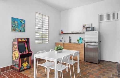 Sagrado Corazon Apartment | Otium | King Sized | Free Snacks | Pet Friendly