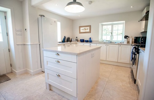 Llwyndyrys Cottage | Otter Cottage - sleeps 6 guests in 3 bedrooms